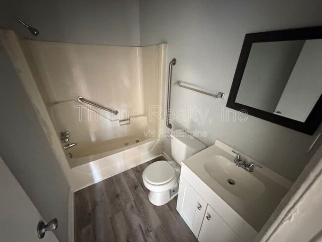 Building Photo - 1117 E Grand Ave