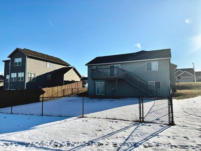 Building Photo - Dogs are welcome no cats. Available January 1, 2026 NW Rochester 4 bedroom 3 bath 2 car attached ...
