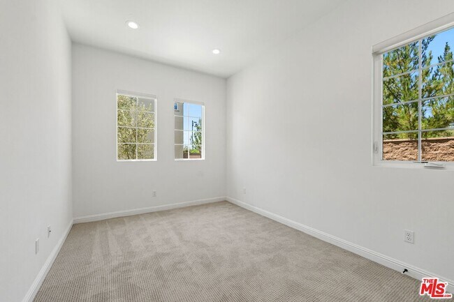 Building Photo - 20705 Butternut Cir