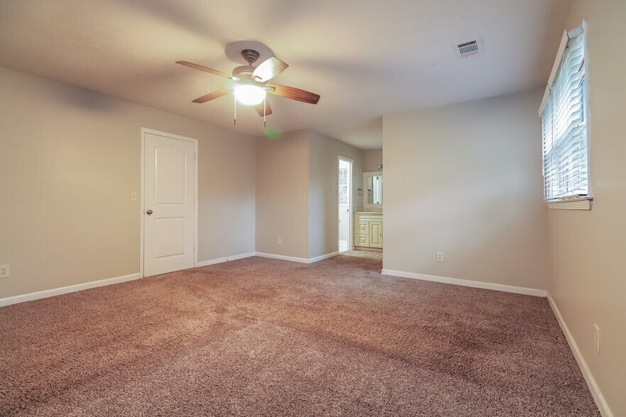 Building Photo - 564 Clubhouse Dr SE