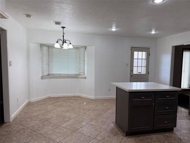 Building Photo - 702 Omega Cir