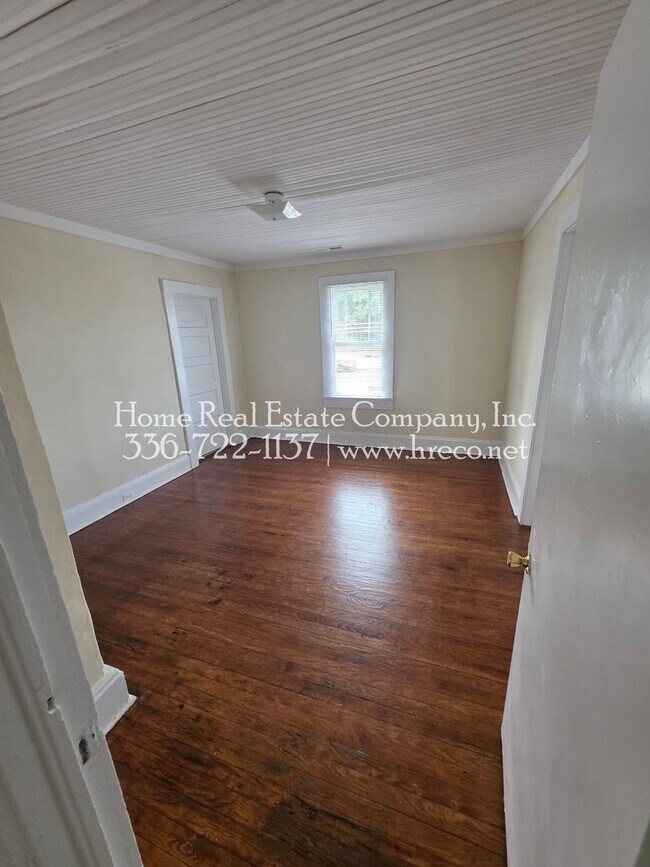 Building Photo - 526 E 17th St