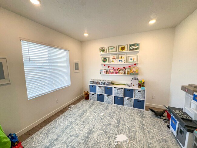 Building Photo - Modern 4 Bed 3.5 Bath Home in Syracuse | Bonus Room + Fenced Yard + 86” TV Included