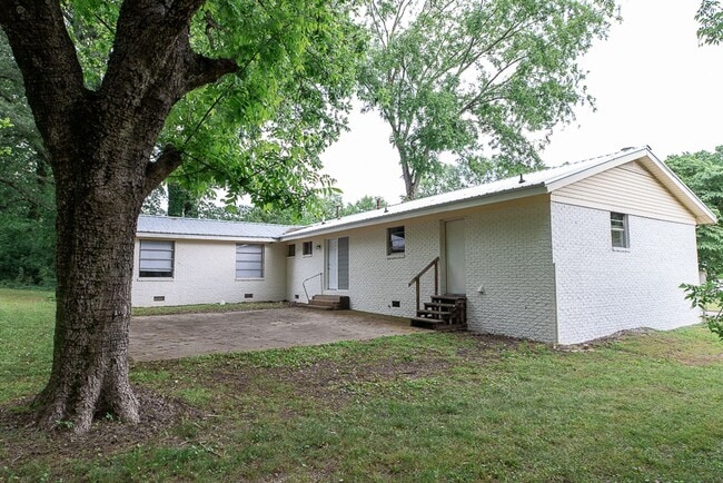 Building Photo - Now Accepting Section 8! Get $500 OFF Your First Month's Rent!