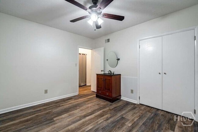 Building Photo - 108 Fernbanks Ct