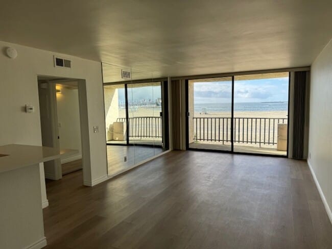 Building Photo - Steps from Alamitos Beach! Modern 1 bed 1 ...