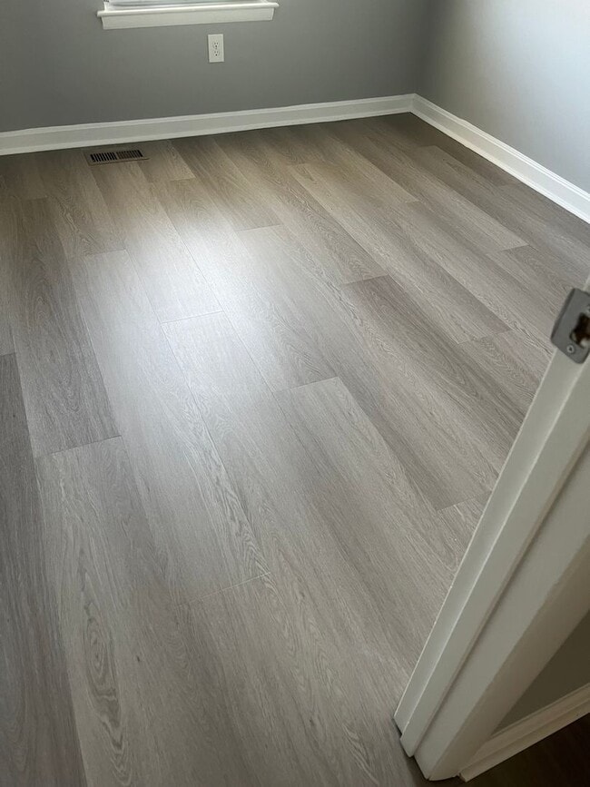 Building Photo - BEAUTIFUL, LARGE 3 BEDROOM RE-MODELED TOWN HOME! END OF GROUP HUGE FENCED IN YARD WITH A DECK! IT...