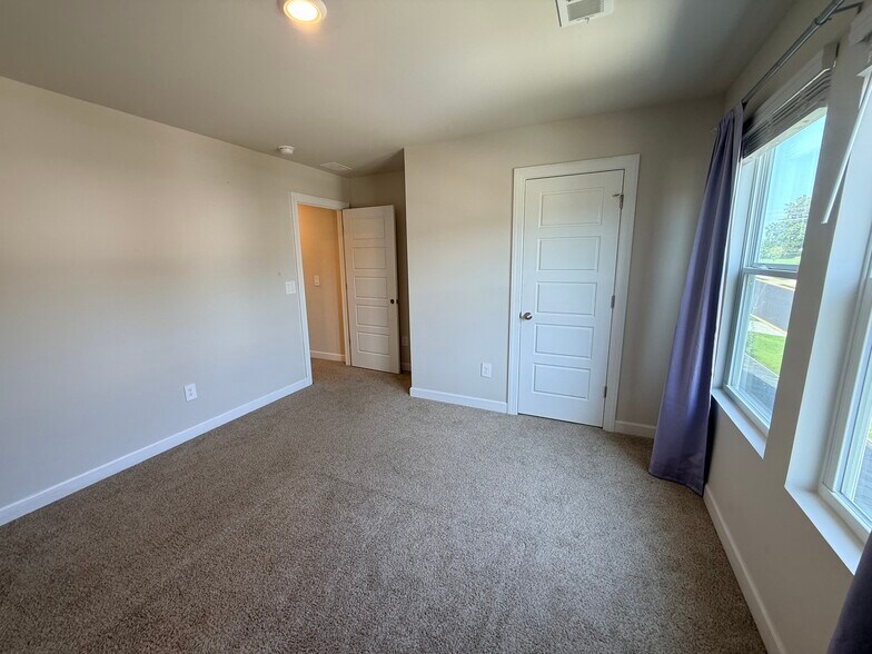 Building Photo - 124 Lavinia Cir