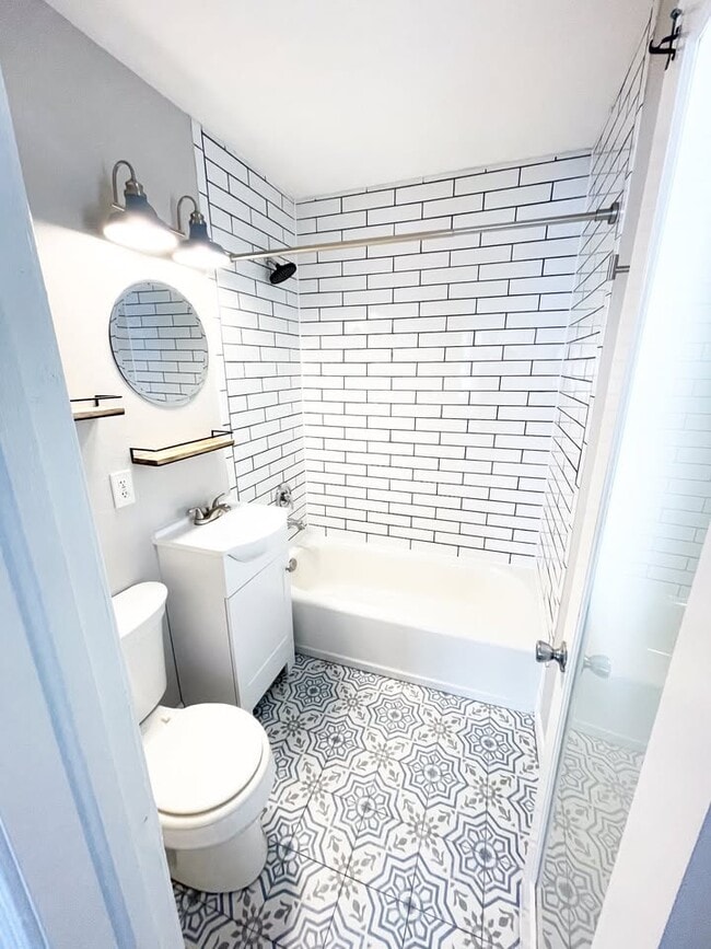 Building Photo - 5-915 24th Ave N