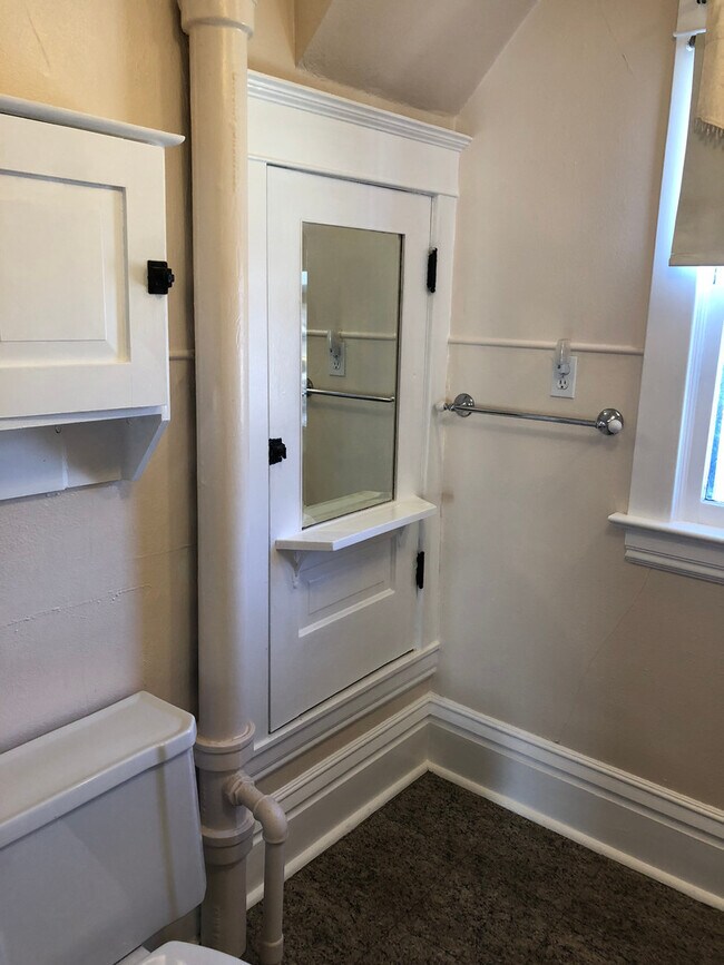 Building Photo - Charming 3 bed 1 bath + sitting room