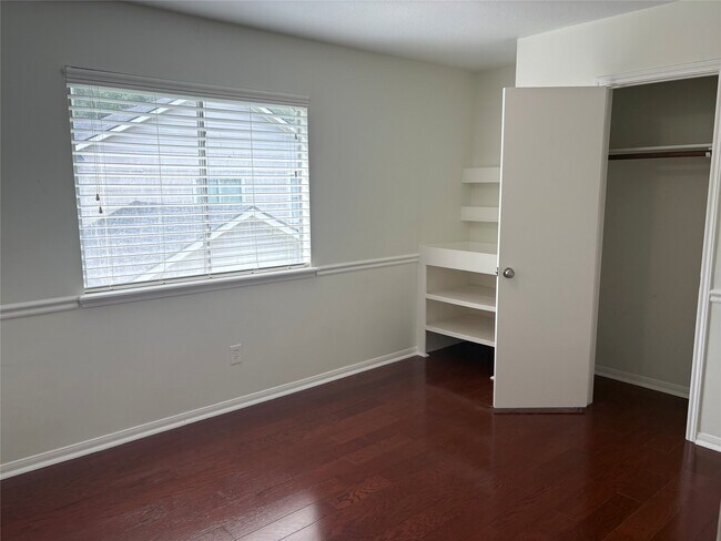 Building Photo - 18385 Ten Oaks Ct