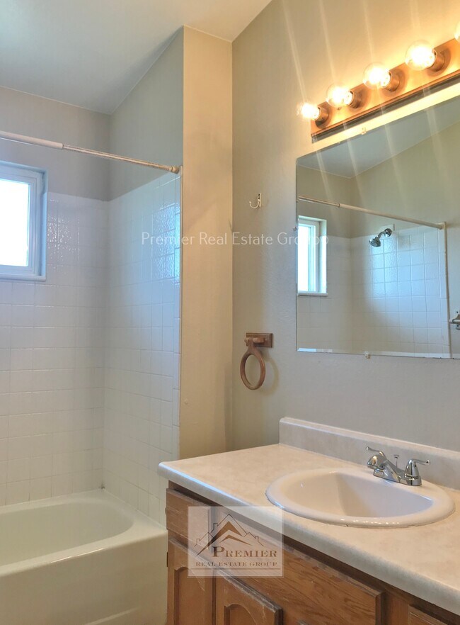 Building Photo - 513 Comanche Village Dr