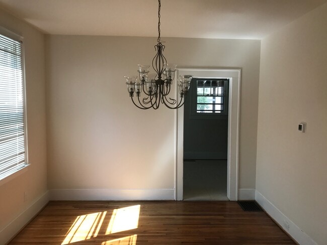 Building Photo - Cute 2 Bedroom Duplex in Plaza Midwood!
