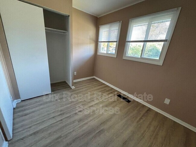 Building Photo - 4910 Porterfield Dr