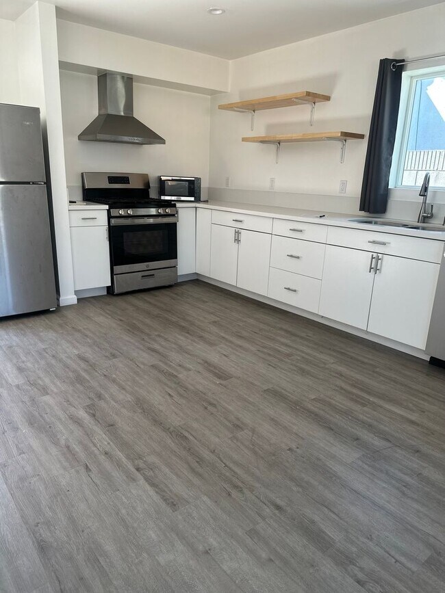 Building Photo - Beautiful, upgraded Studio with Parking and Washer/Dryer Hookups