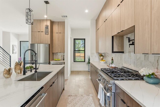 Building Photo - 2300 Bluebonnet Ln