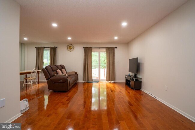 Building Photo - 16 Thoreau Dr