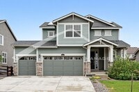 Building Photo - Spacious Home with Washer/Dryer and Centra...