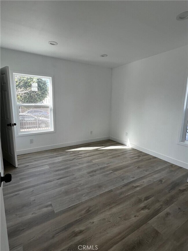 Building Photo - 1125 W 43rd St