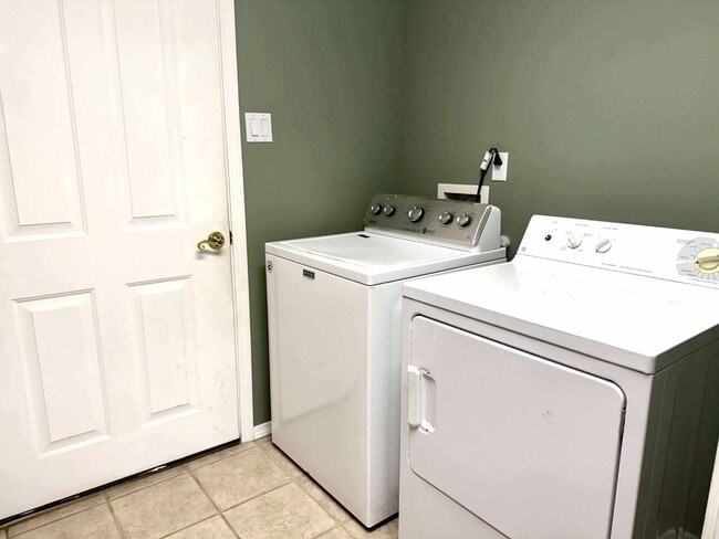 Building Photo - 305 E Mescalero Rd