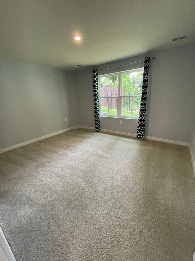 Building Photo - Brand  New!!!! 3 bedroom Townhome 2.5 Bath near Furman University !!!