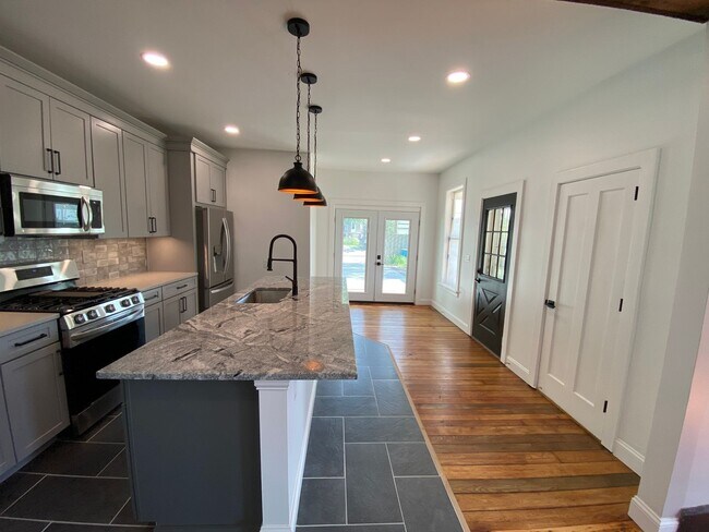 Building Photo - Renovated House in the Old North!
