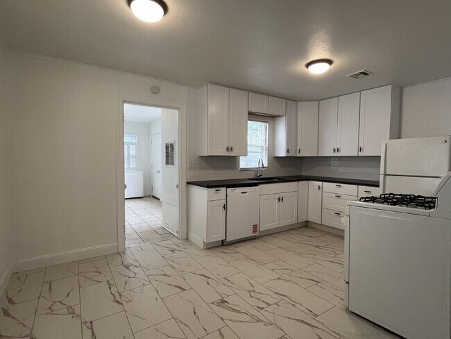 Building Photo - 3 Bedroom close to Campus!!