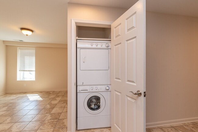 Building Photo - Spacious 2 BD/ 1BA apartment in great location in Downtown Augusta for rent!