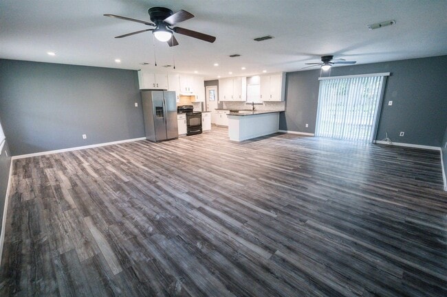 Building Photo - 2013 Shady Oaks Dr