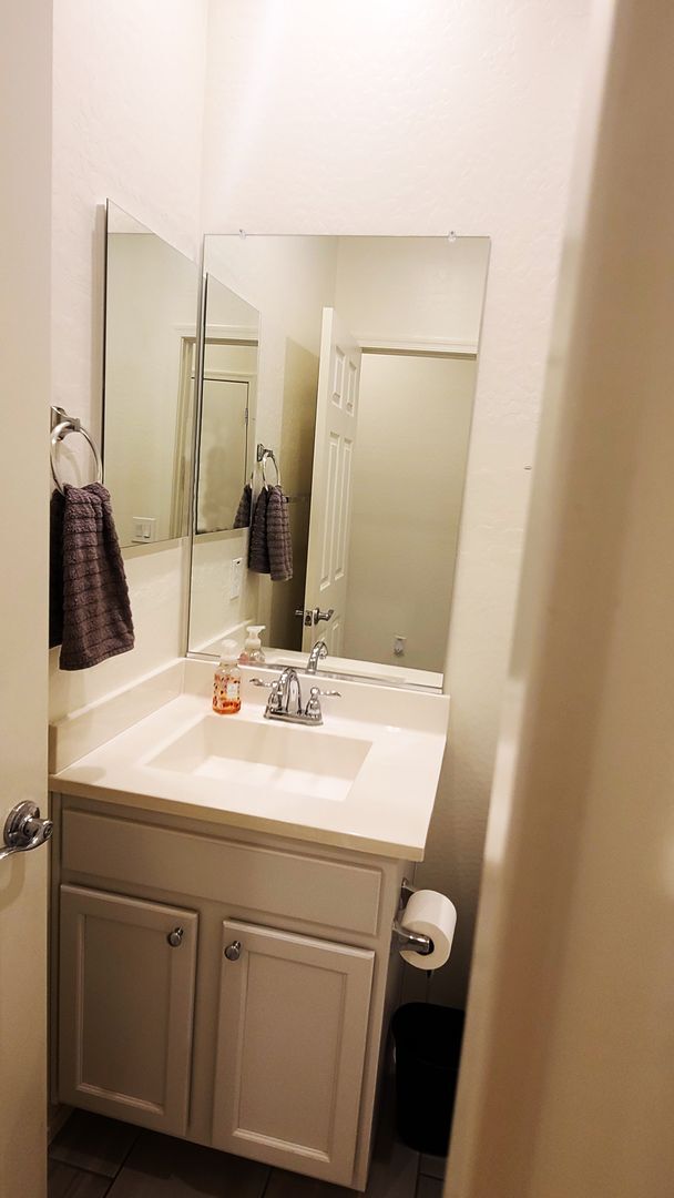 Building Photo - Like new 4-bedroom with Teen suite & Commu...