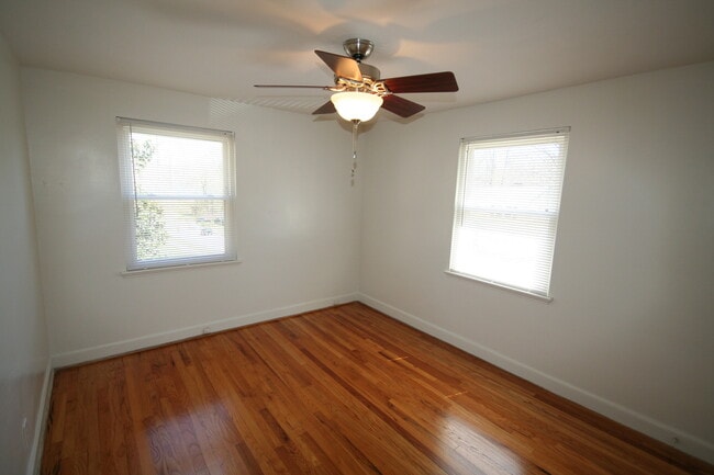 Building Photo - End Unit Townhouse with Hardwoods / W&D / ...