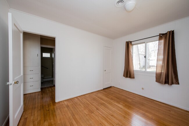 Building Photo - 2307 Kenwood Ave