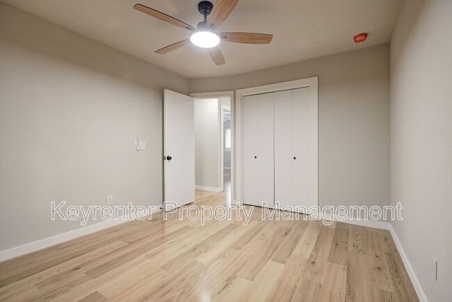 Building Photo - 314 N Lakeside Terrace