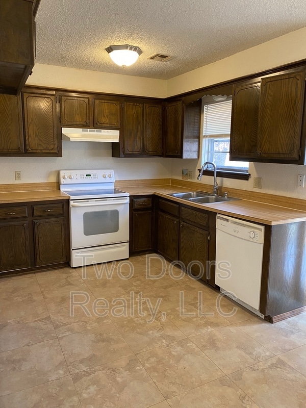 Building Photo - 3013 Gwendolyn Ln