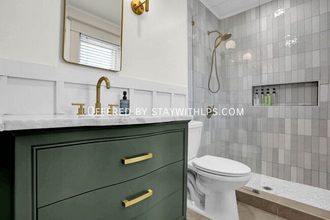 Building Photo - 397 Angelus St