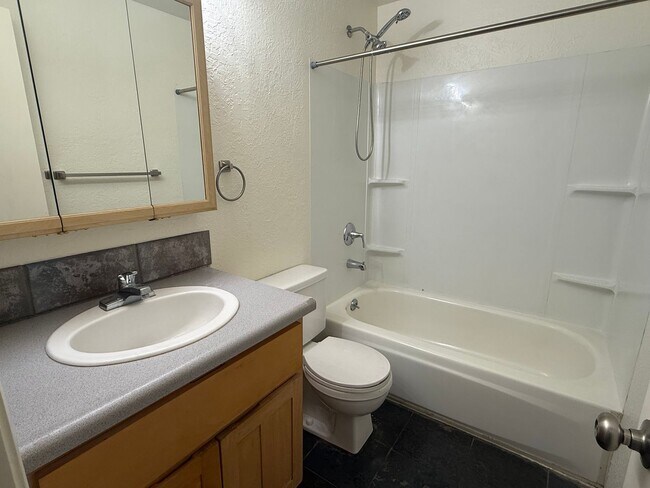 Building Photo - Cozy Condo in NE Bend!