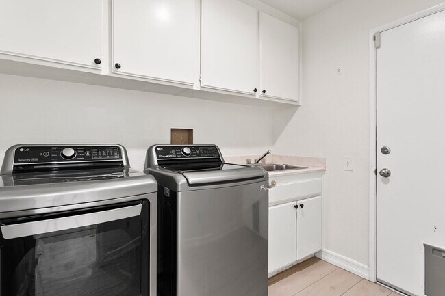 Building Photo - Beautiful 4-Bedroom Home with Private Pool...