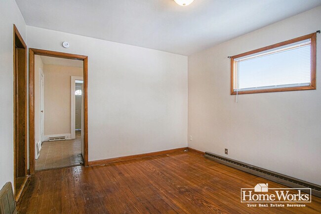 Building Photo - Adorable 2 Bed, 1.5 Bath with Covered Porch and Mudroom