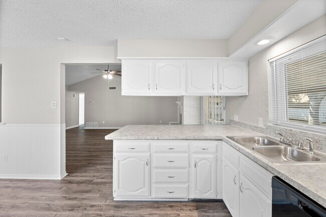 Building Photo - 6816 Westglen Dr