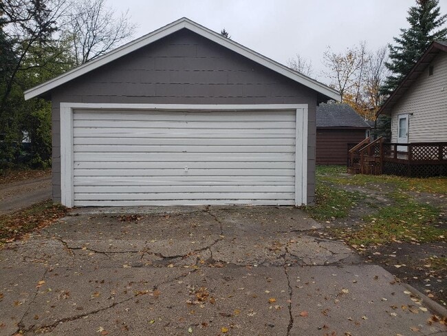 Building Photo - 122 Kendall Ave N