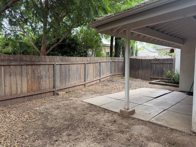 Building Photo - Three bedroom two and a half bath Condo