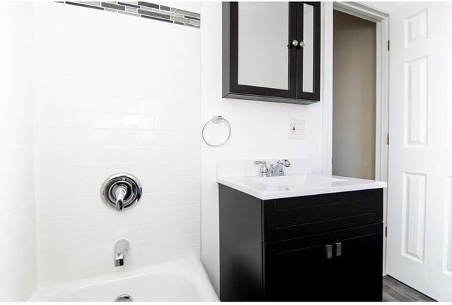 Building Photo - 648.5 W Roscoe St