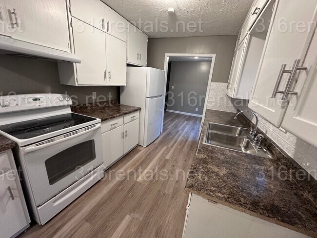 Building Photo - $1345 - 4 bed 1 bath home - Single Family ...