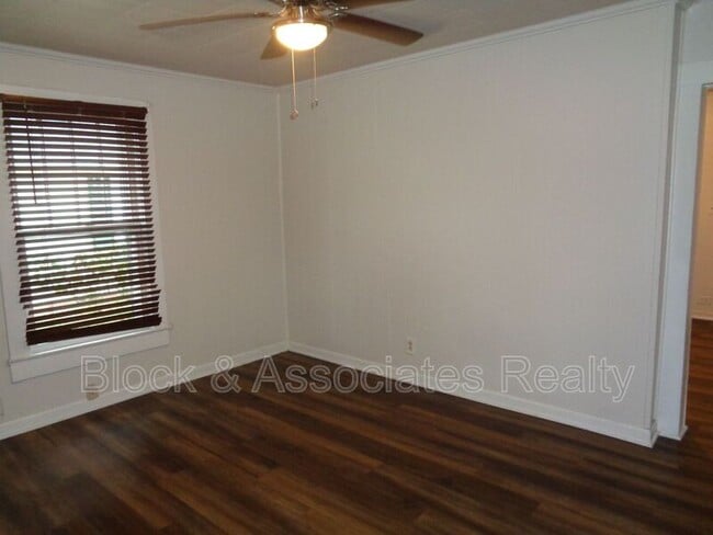 Building Photo - 405 Dobson St