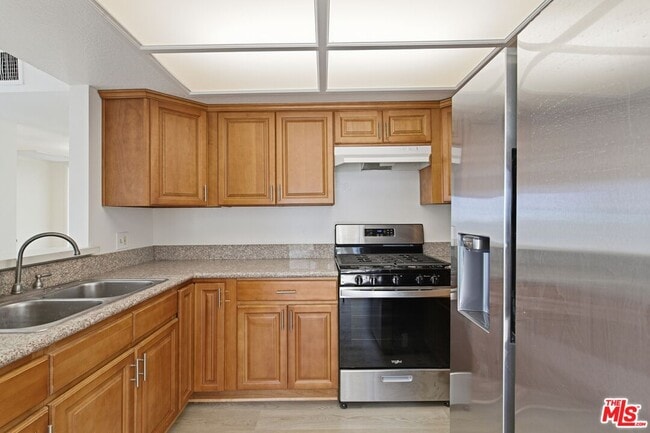 Building Photo - 1002 N Edgemont St