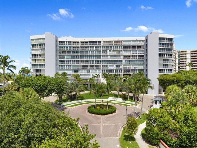 Building Photo - 600 Grapetree Dr