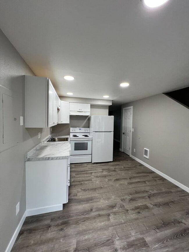 Building Photo - Updated 2BD/1BA Townhome- Move-In Ready Just in Time for Summer!