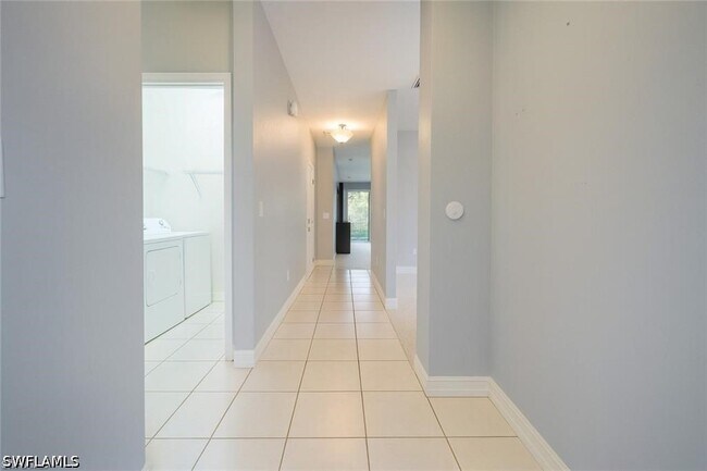 Building Photo - 700 Luisa Ln