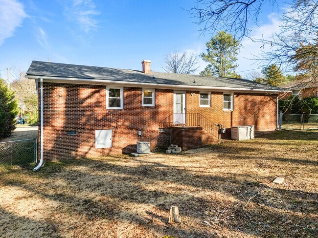 Building Photo - 2910 Kanewood Dr