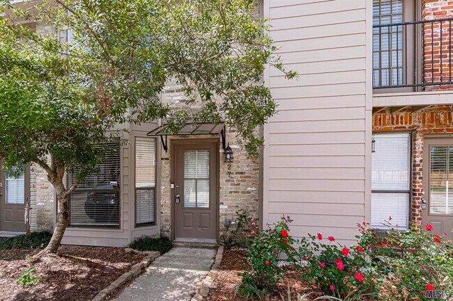 Building Photo - 2 Bedroom Townhome off Jefferson & Bluebonnet Blvd- Pet Friendly